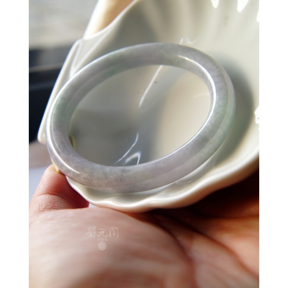【瑩元閣】《冰糯種淡春彩》天然A級緬甸翡翠/圓鐲/圓骨鐲/手圍18.4-19/圈口56.3/JB-0314現貨在台-細節圖9