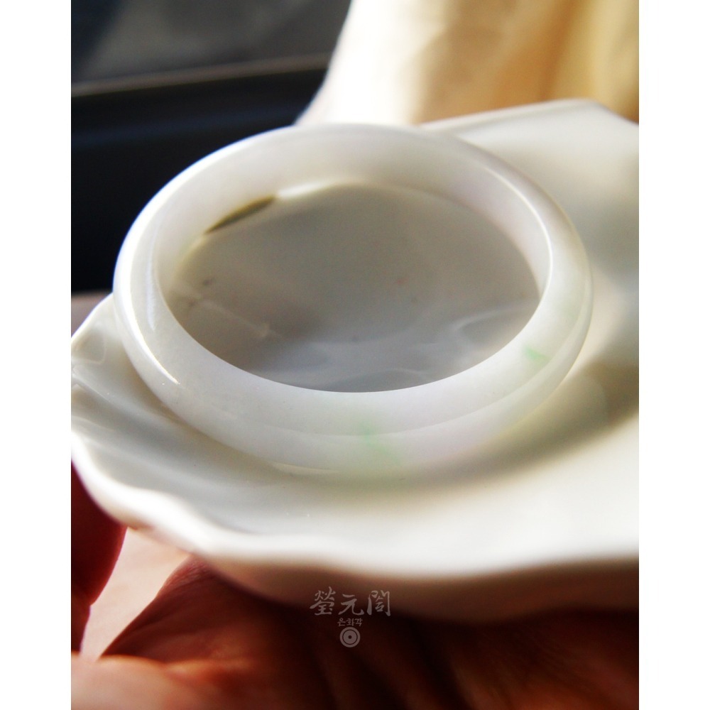 【瑩元閣】《冰糯淡春彩輕飄翠花》天然緬甸玉翡翠a貨/平安鐲/手圍18.3/圈口55.6/JB-0317現貨在台當天寄出-細節圖2