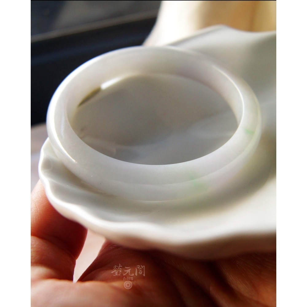 【瑩元閣】《冰糯淡春彩輕飄翠花》天然緬甸玉翡翠a貨/平安鐲/手圍18.3/圈口55.6/JB-0317現貨在台當天寄出-細節圖3