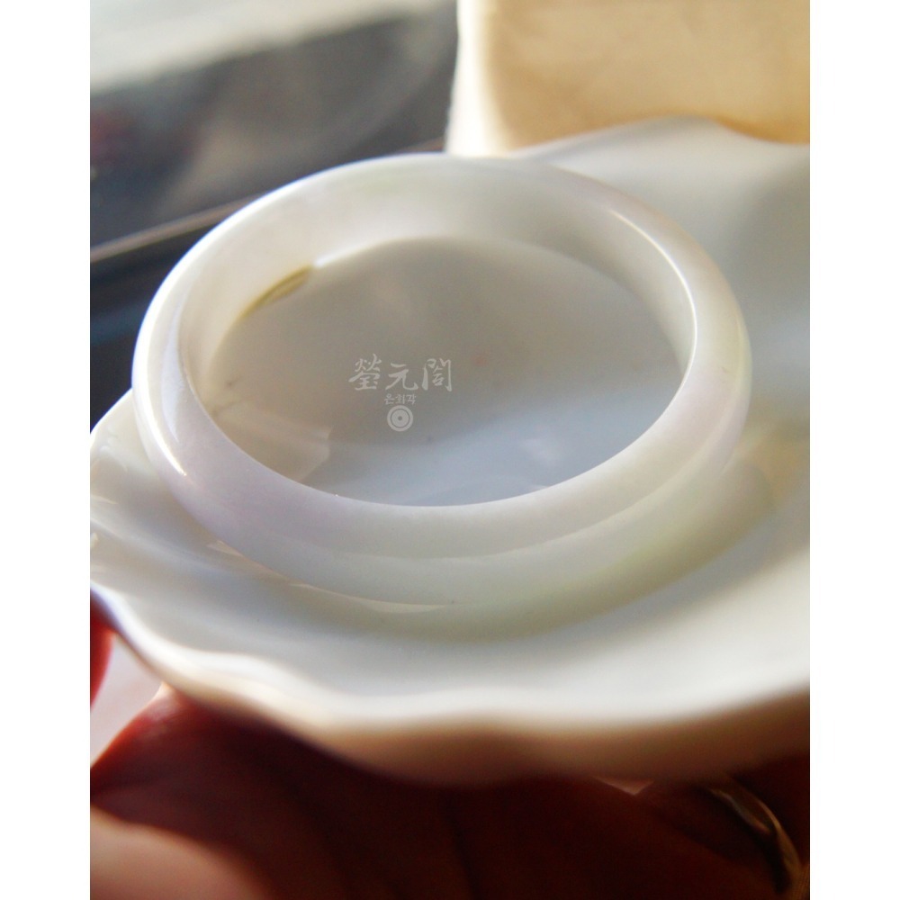 【瑩元閣】《冰糯淡春彩輕飄翠花》天然緬甸玉翡翠a貨/平安鐲/手圍18.3/圈口55.6/JB-0317現貨在台當天寄出-細節圖6