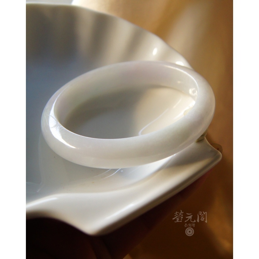 【瑩元閣】《冰糯淡春彩輕飄翠花》天然緬甸玉翡翠a貨/平安鐲/手圍18.3/圈口55.6/JB-0317現貨在台當天寄出-細節圖10