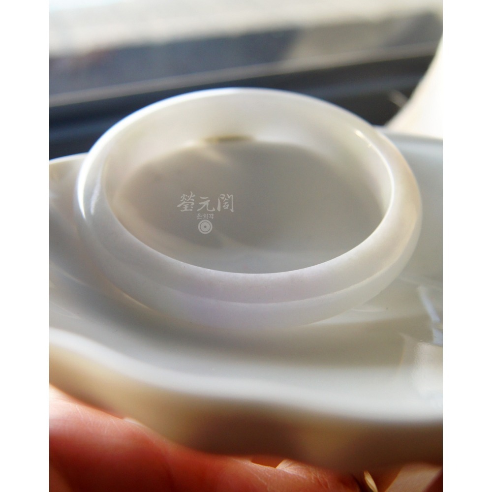 【瑩元閣】《冰糯淡春彩輕飄翠花》天然緬甸玉翡翠a貨/平安鐲/手圍18.3/圈口55.6/JB-0317現貨在台當天寄出-細節圖11