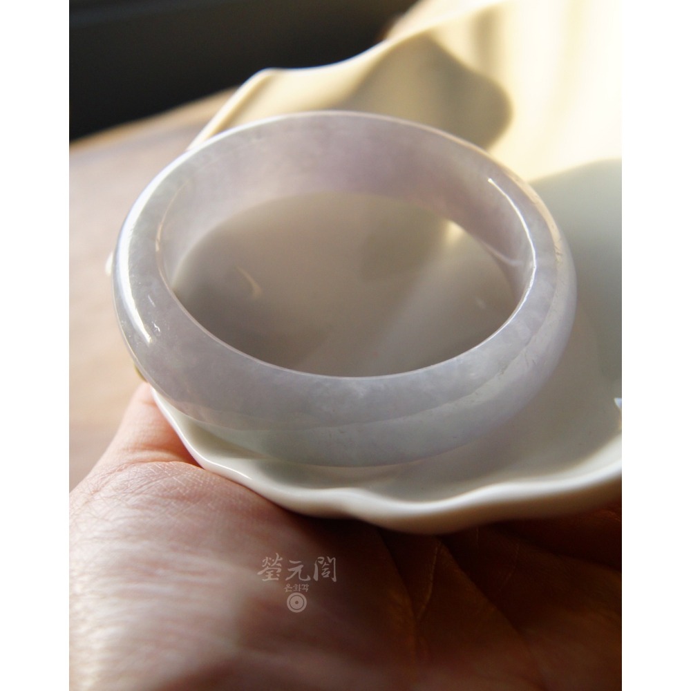 【瑩元閣】撿漏《冰糯種紫羅蘭帶點彩》天然緬甸翡翠a貨/平安鐲/手圍18/圈口54.8/JB-0318在台現貨-細節圖2