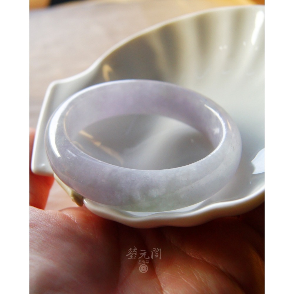 【瑩元閣】撿漏《冰糯種紫羅蘭帶點彩》天然緬甸翡翠a貨/平安鐲/手圍18/圈口54.8/JB-0318在台現貨-細節圖3