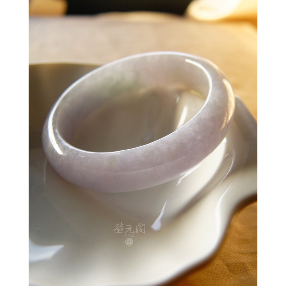 【瑩元閣】撿漏《冰糯種紫羅蘭帶點彩》天然緬甸翡翠a貨/平安鐲/手圍18/圈口54.8/JB-0318在台現貨-細節圖4