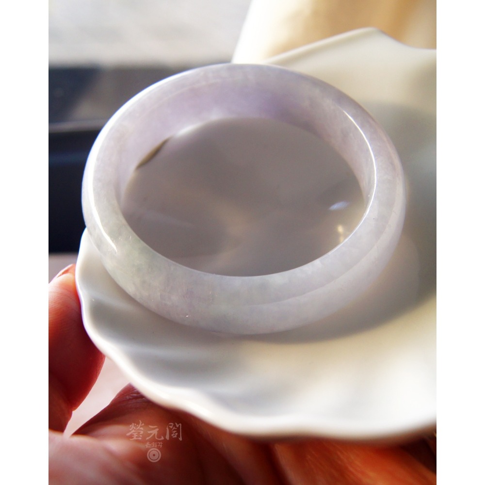 【瑩元閣】撿漏《冰糯種紫羅蘭帶點彩》天然緬甸翡翠a貨/平安鐲/手圍18/圈口54.8/JB-0318在台現貨-細節圖10