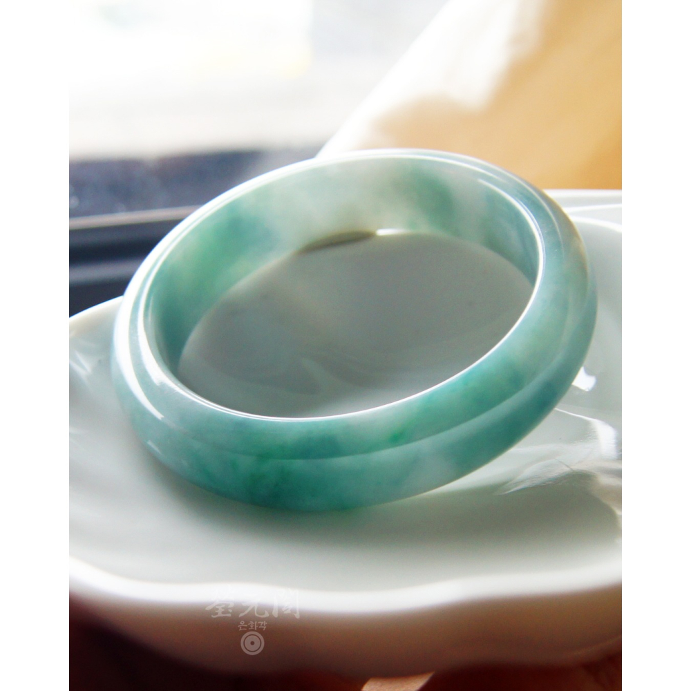 【瑩元閣】《老坑種濃色系藍綠細飄花》 天然緬甸翡翠a貨/平安鐲/寬版厚庄/手圍18/圈口56.2/JB-0321【附台証-細節圖2