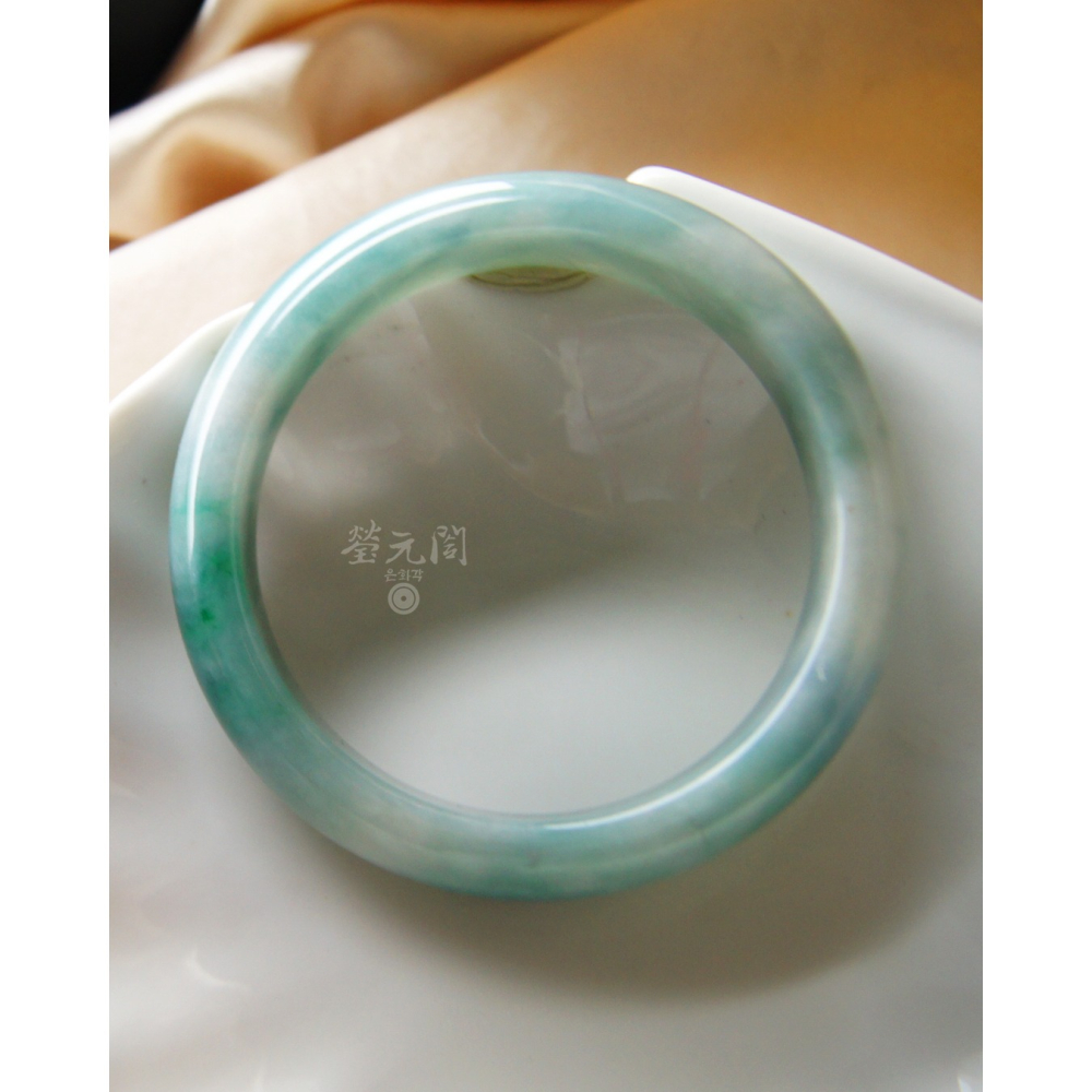 【瑩元閣】《老坑種濃色系藍綠細飄花》 天然緬甸翡翠a貨/平安鐲/寬版厚庄/手圍18/圈口56.2/JB-0321【附台証-細節圖3