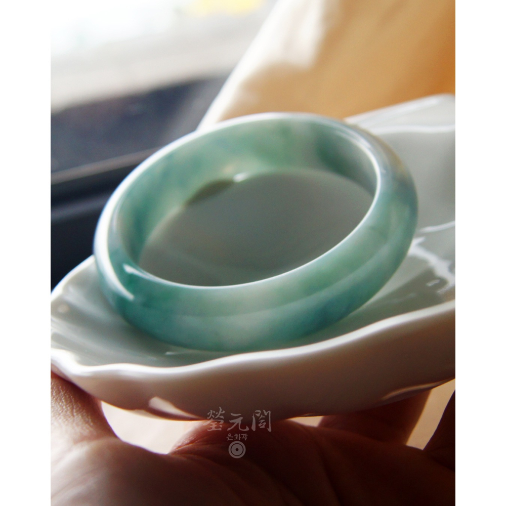 【瑩元閣】《老坑種濃色系藍綠細飄花》 天然緬甸翡翠a貨/平安鐲/寬版厚庄/手圍18/圈口56.2/JB-0321【附台証-細節圖4