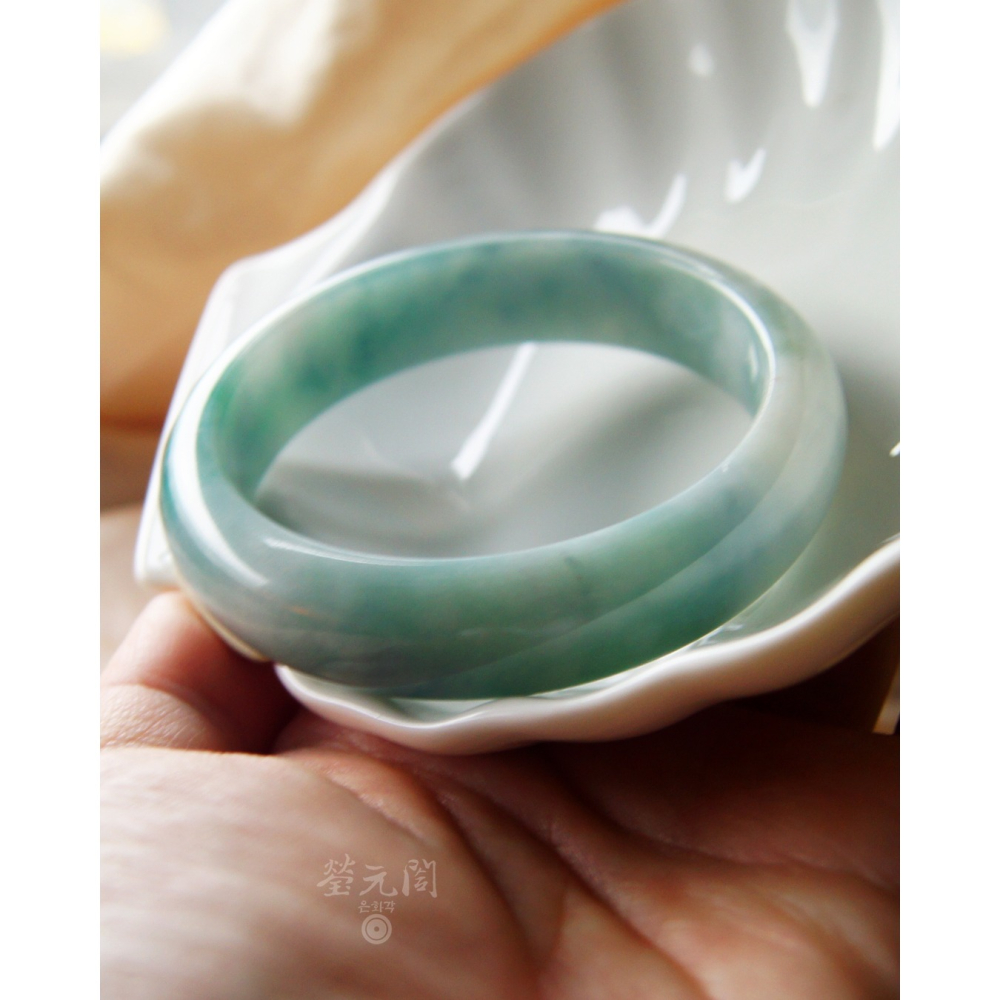 【瑩元閣】《老坑種濃色系藍綠細飄花》 天然緬甸翡翠a貨/平安鐲/寬版厚庄/手圍18/圈口56.2/JB-0321【附台証-細節圖5