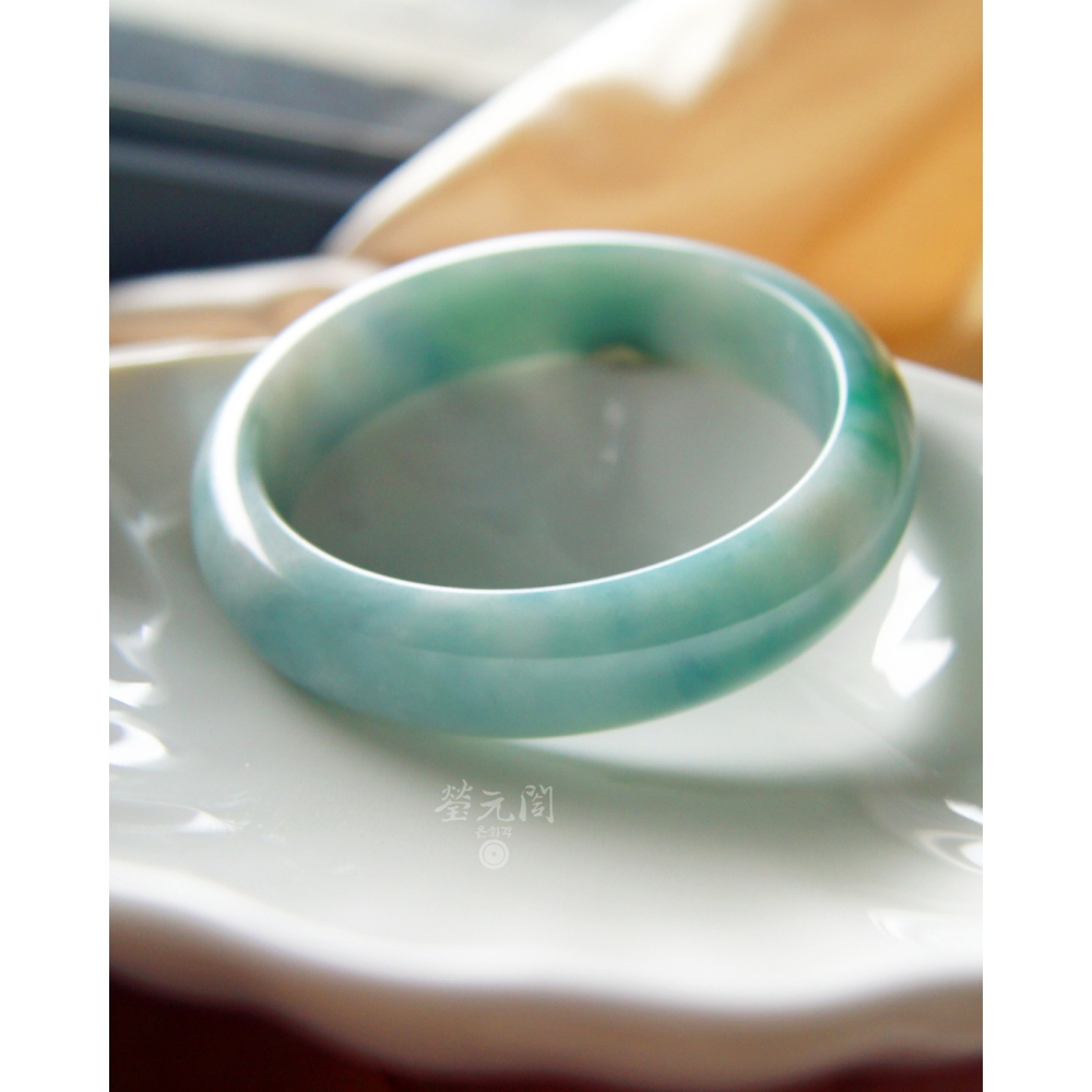 【瑩元閣】《老坑種濃色系藍綠細飄花》 天然緬甸翡翠a貨/平安鐲/寬版厚庄/手圍18/圈口56.2/JB-0321【附台証-細節圖6