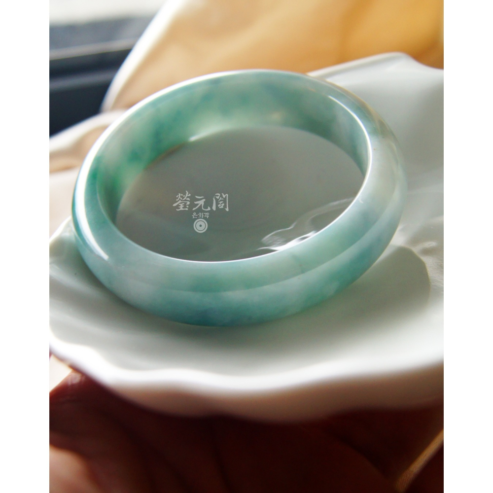 【瑩元閣】《老坑種濃色系藍綠細飄花》 天然緬甸翡翠a貨/平安鐲/寬版厚庄/手圍18/圈口56.2/JB-0321【附台証-細節圖7