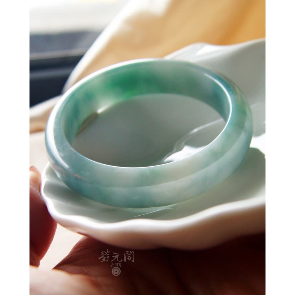 【瑩元閣】《老坑種濃色系藍綠細飄花》 天然緬甸翡翠a貨/平安鐲/寬版厚庄/手圍18/圈口56.2/JB-0321【附台証-細節圖8