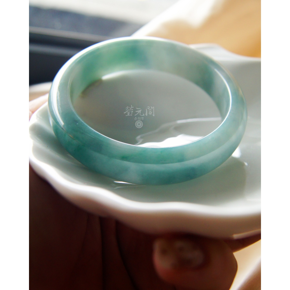 【瑩元閣】《老坑種濃色系藍綠細飄花》 天然緬甸翡翠a貨/平安鐲/寬版厚庄/手圍18/圈口56.2/JB-0321【附台証-細節圖9