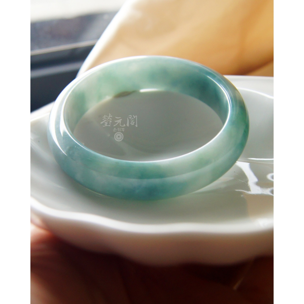 【瑩元閣】《老坑種濃色系藍綠細飄花》 天然緬甸翡翠a貨/平安鐲/寬版厚庄/手圍18/圈口56.2/JB-0321【附台証-細節圖10