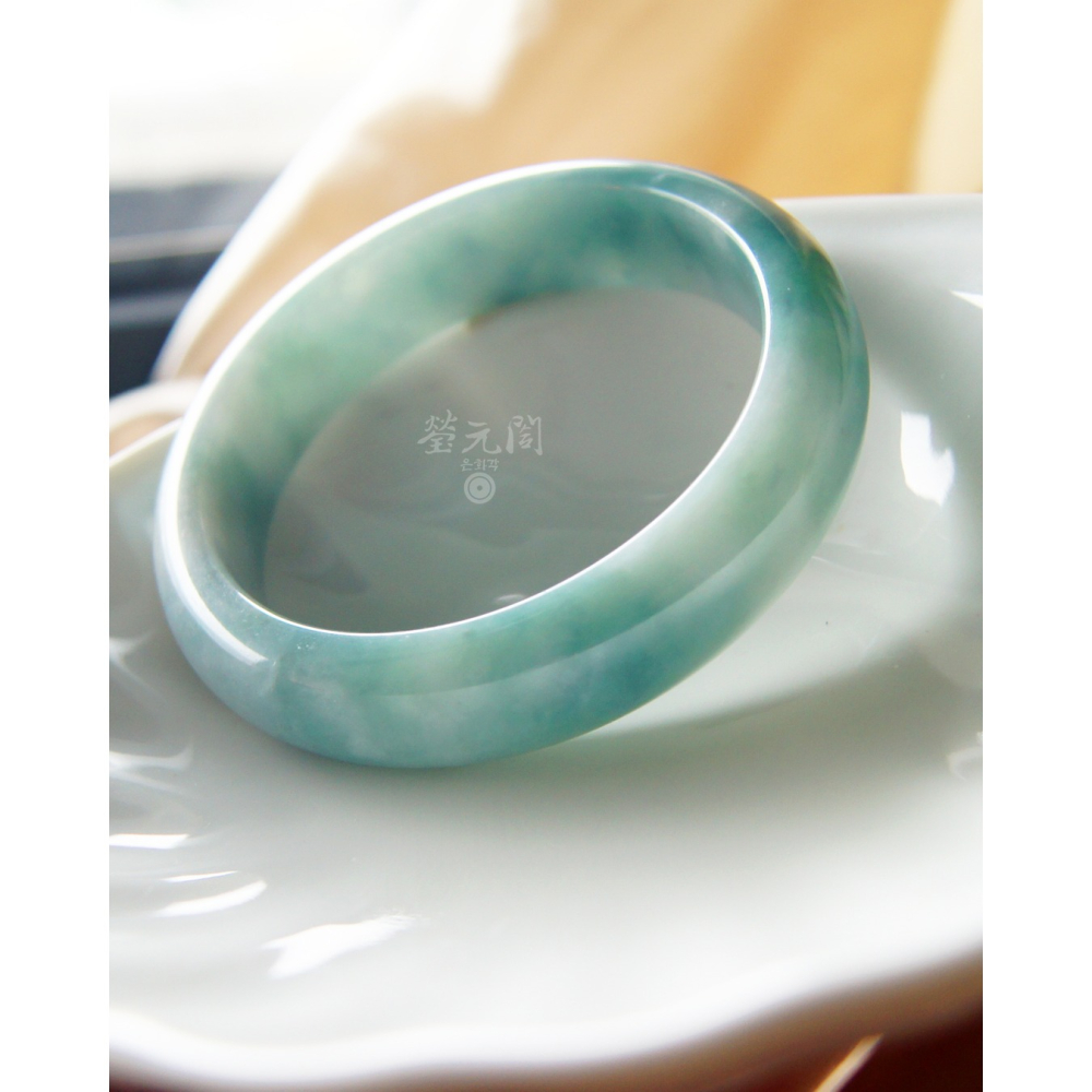 【瑩元閣】《老坑種濃色系藍綠細飄花》 天然緬甸翡翠a貨/平安鐲/寬版厚庄/手圍18/圈口56.2/JB-0321【附台証-細節圖11