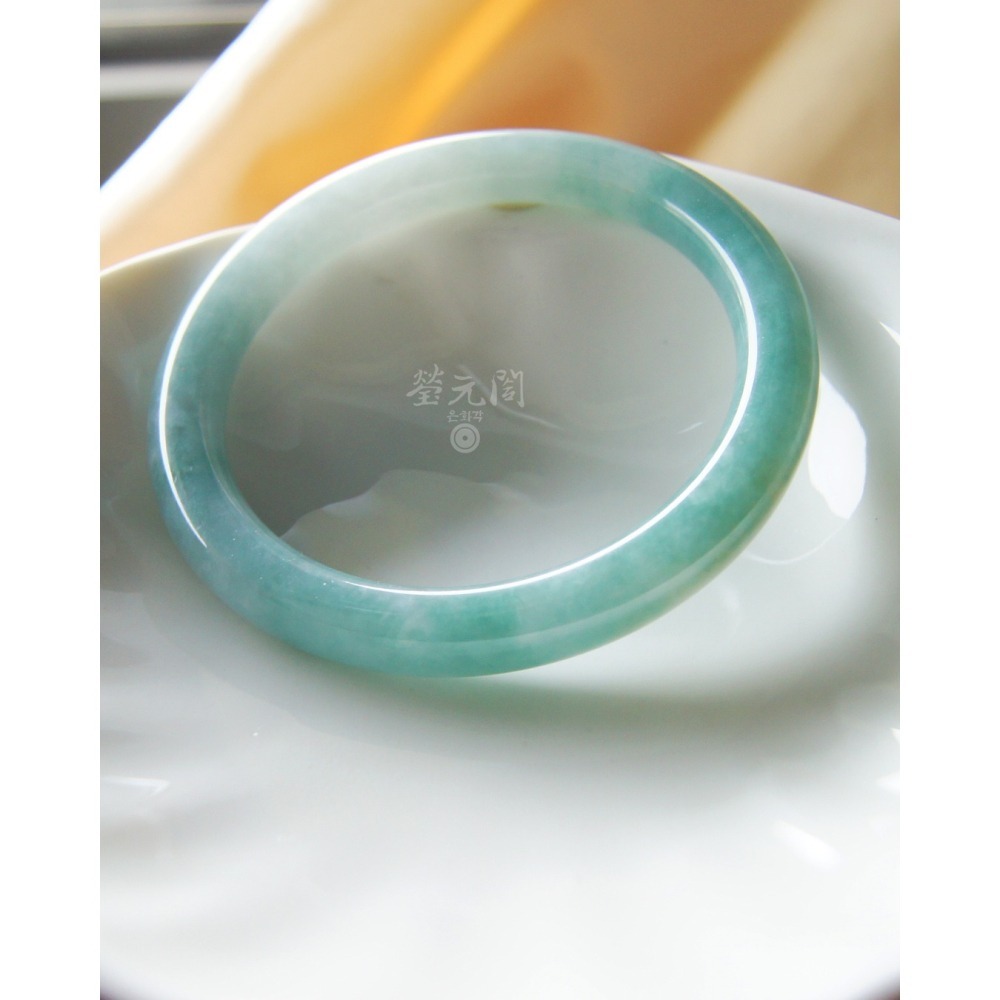 【瑩元閣】小藍《冰糯湖水藍綠》天然緬甸翡翠a/圓骨鐲/手圍18-18.5/圈口55.3/JB-0324【附台証】當天寄出-細節圖2