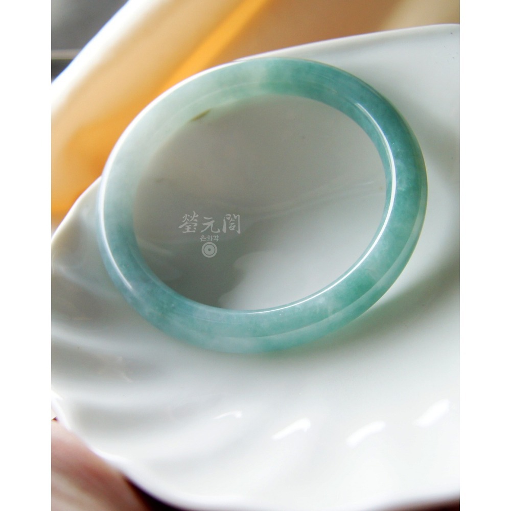 【瑩元閣】小藍《冰糯湖水藍綠》天然緬甸翡翠a/圓骨鐲/手圍18-18.5/圈口55.3/JB-0324【附台証】當天寄出-細節圖3