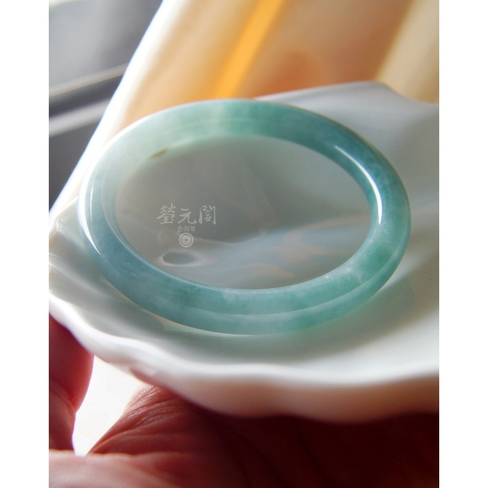 【瑩元閣】小藍《冰糯湖水藍綠》天然緬甸翡翠a/圓骨鐲/手圍18-18.5/圈口55.3/JB-0324【附台証】當天寄出-細節圖4