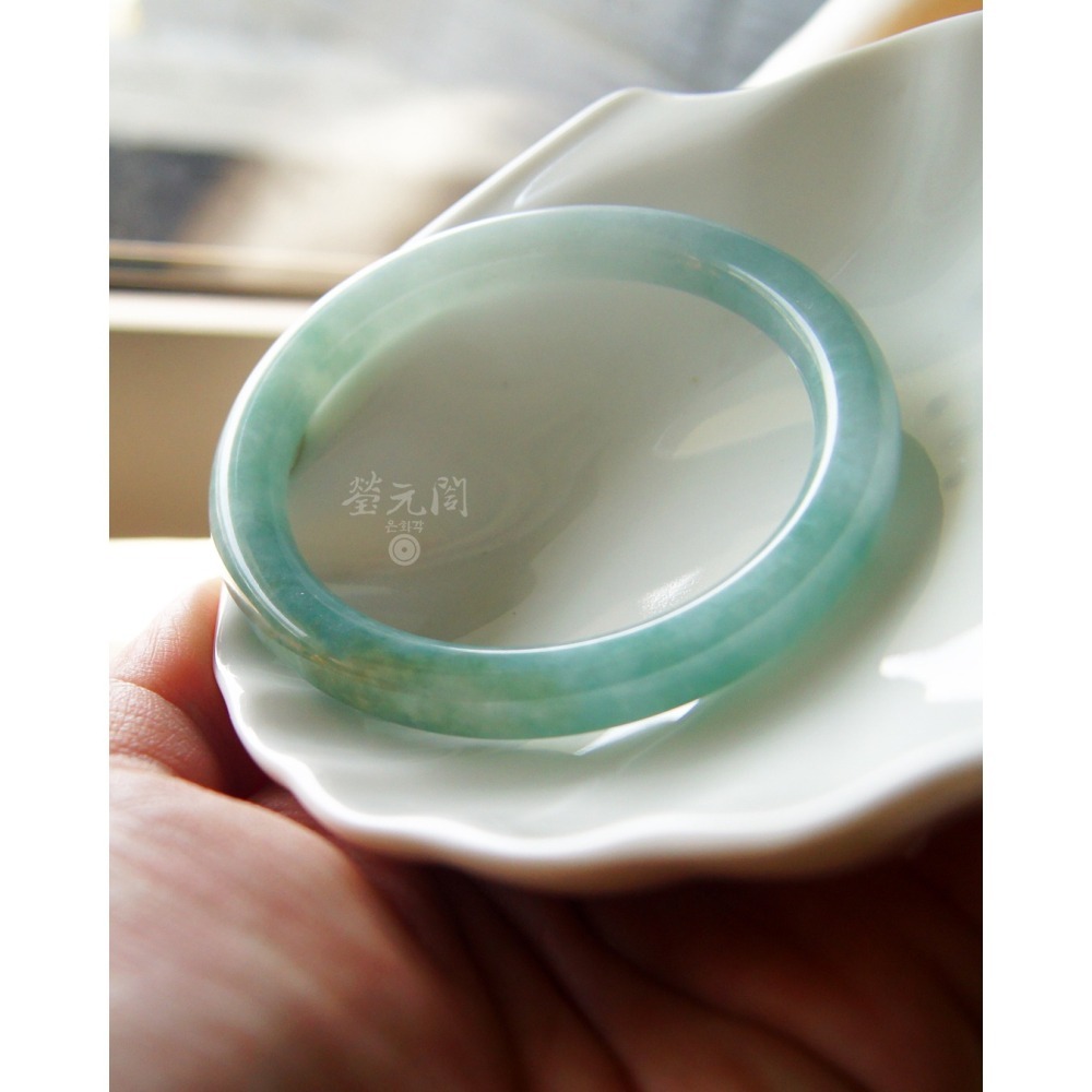 【瑩元閣】小藍《冰糯湖水藍綠》天然緬甸翡翠a/圓骨鐲/手圍18-18.5/圈口55.3/JB-0324【附台証】當天寄出-細節圖9