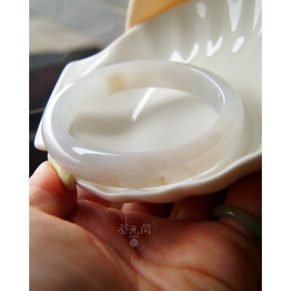 【瑩元閣】《老坑細冰糯白月光含蜜輕桂花糕》天然A級緬甸翡翠鐲/平安鐲/手圍19.8/圈口61.2/JB-0330含台証-細節圖3