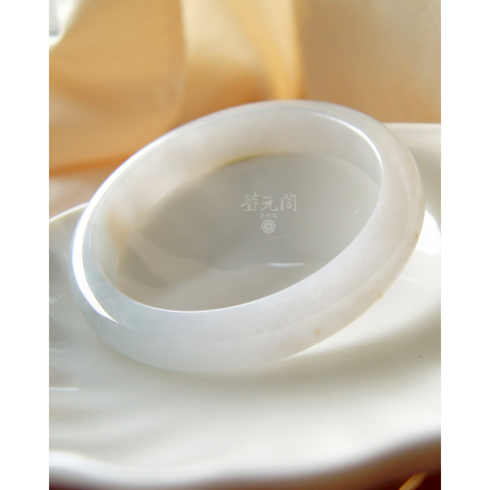 【瑩元閣】《老坑細冰糯白月光含蜜輕桂花糕》天然A級緬甸翡翠鐲/平安鐲/手圍19.8/圈口61.2/JB-0330含台証-細節圖4