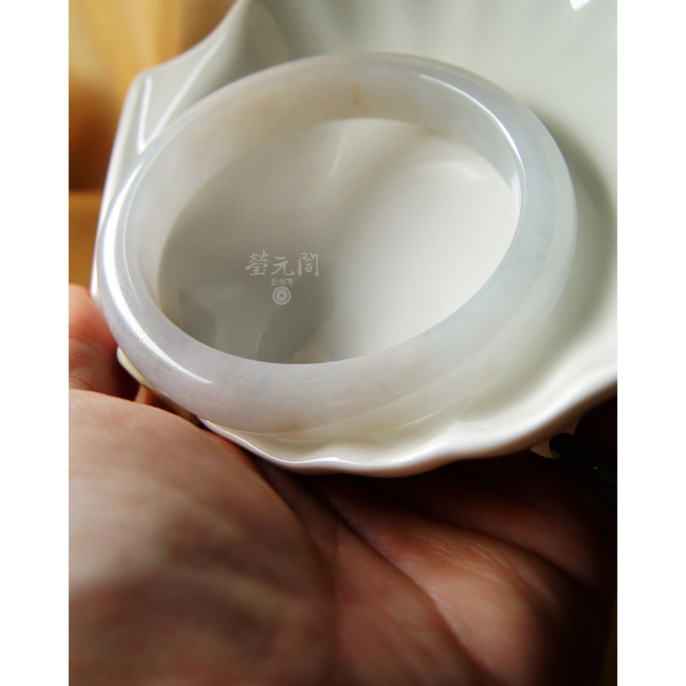 【瑩元閣】《老坑細冰糯白月光含蜜輕桂花糕》天然A級緬甸翡翠鐲/平安鐲/手圍19.8/圈口61.2/JB-0330含台証-細節圖5