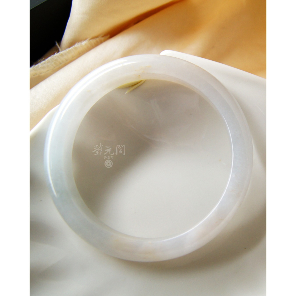 【瑩元閣】《老坑細冰糯白月光含蜜輕桂花糕》天然A級緬甸翡翠鐲/平安鐲/手圍19.8/圈口61.2/JB-0330含台証-細節圖7