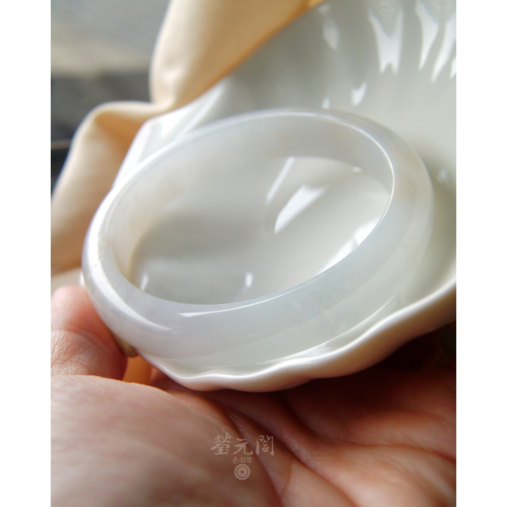 【瑩元閣】《老坑細冰糯白月光含蜜輕桂花糕》天然A級緬甸翡翠鐲/平安鐲/手圍19.8/圈口61.2/JB-0330含台証-細節圖8