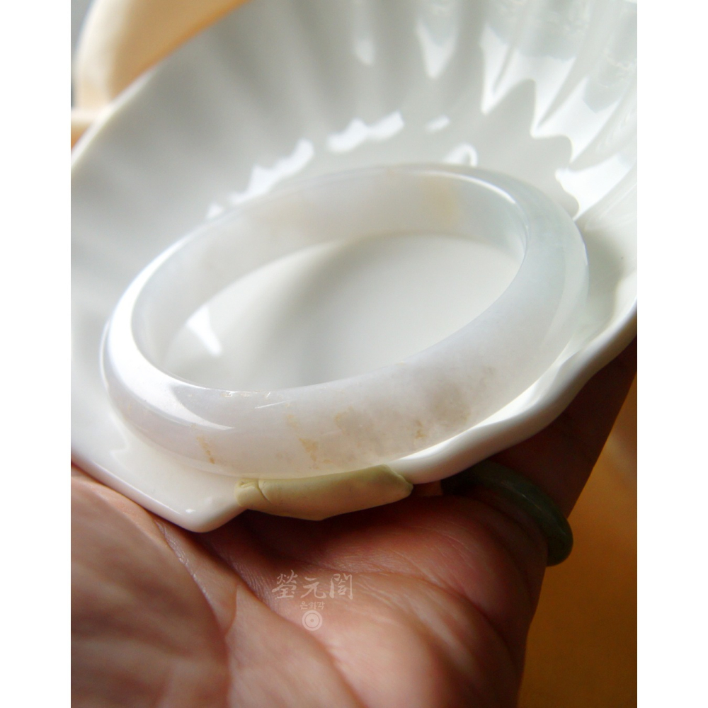 【瑩元閣】《老坑細冰糯白月光含蜜輕桂花糕》天然A級緬甸翡翠鐲/平安鐲/手圍19.8/圈口61.2/JB-0330含台証-細節圖9