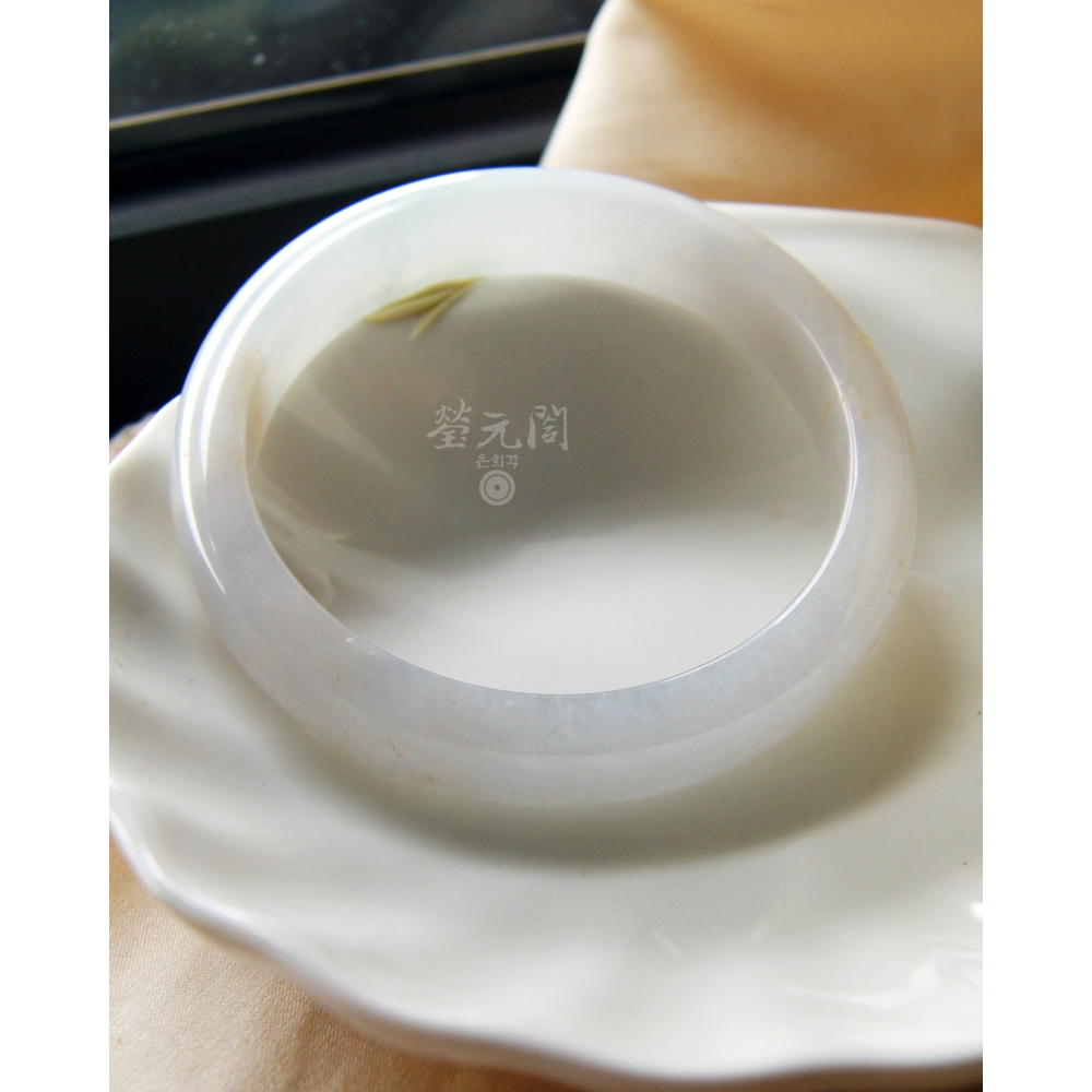 【瑩元閣】《老坑細冰糯白月光含蜜輕桂花糕》天然A級緬甸翡翠鐲/平安鐲/手圍19.8/圈口61.2/JB-0330含台証-細節圖10