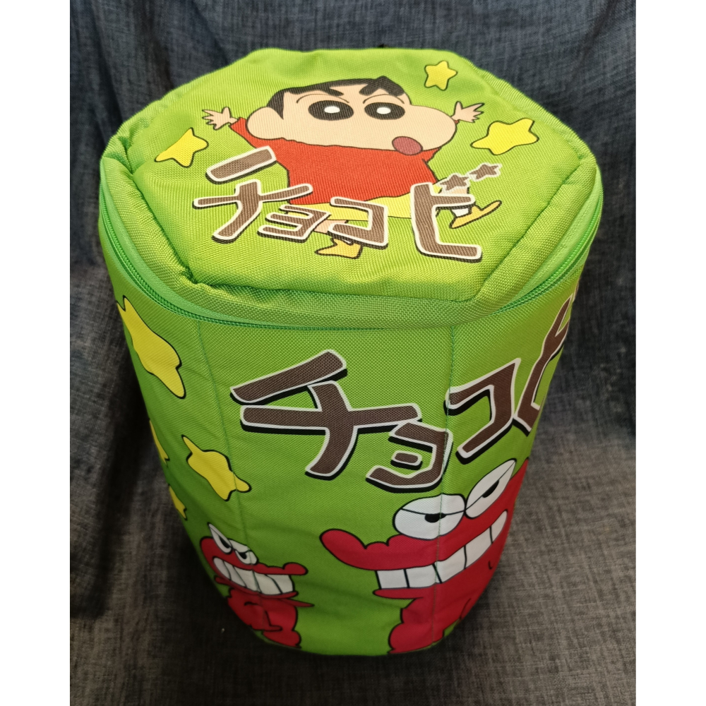 [戰神的店] 蠟筆小新 鱷魚阿山餅乾盒 鱷魚小山 後背包 綠色款-細節圖2