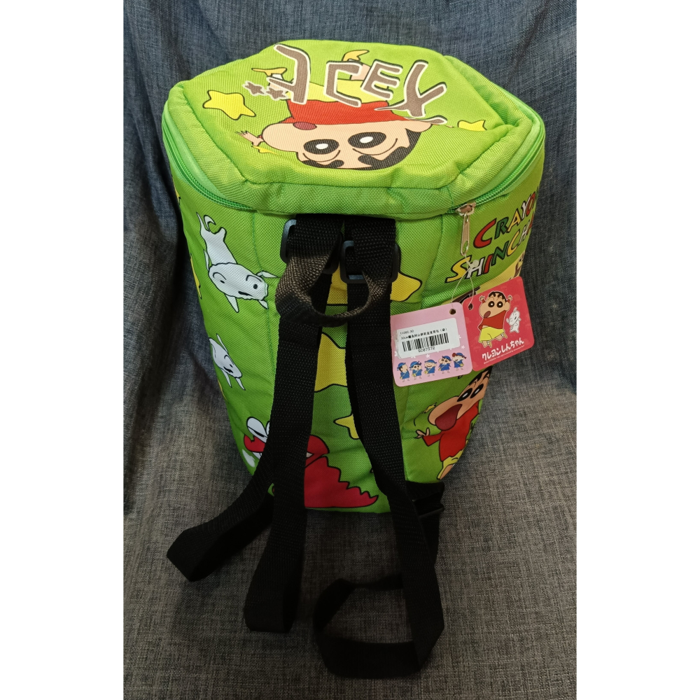 [戰神的店] 蠟筆小新 鱷魚阿山餅乾盒 鱷魚小山 後背包 綠色款-細節圖3