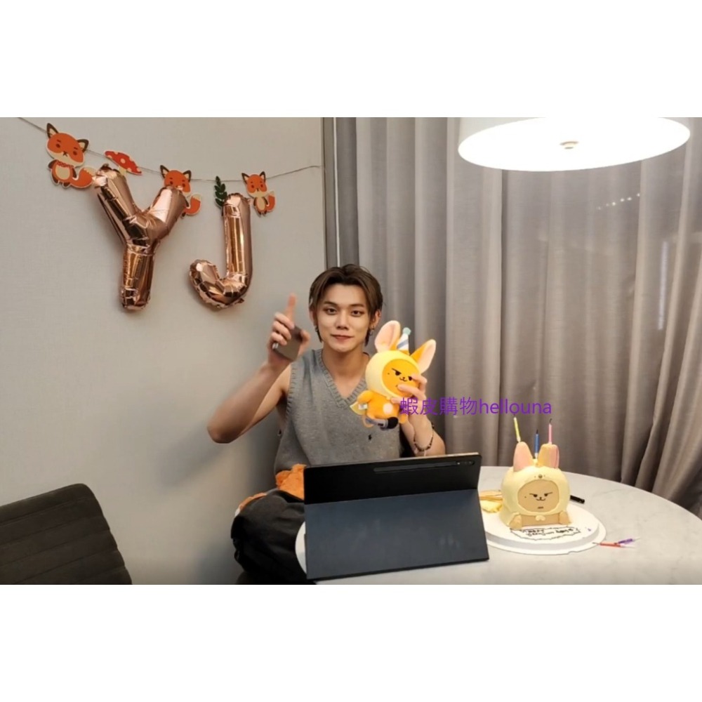 【TXT角巴兔 日巡扭蛋 黃春方巾+然竣生日禮盒 送練習室同款貼紙】頭巾 手帕 日本演唱會周邊 大黃春娃娃 原皮玩偶髮夾-細節圖6