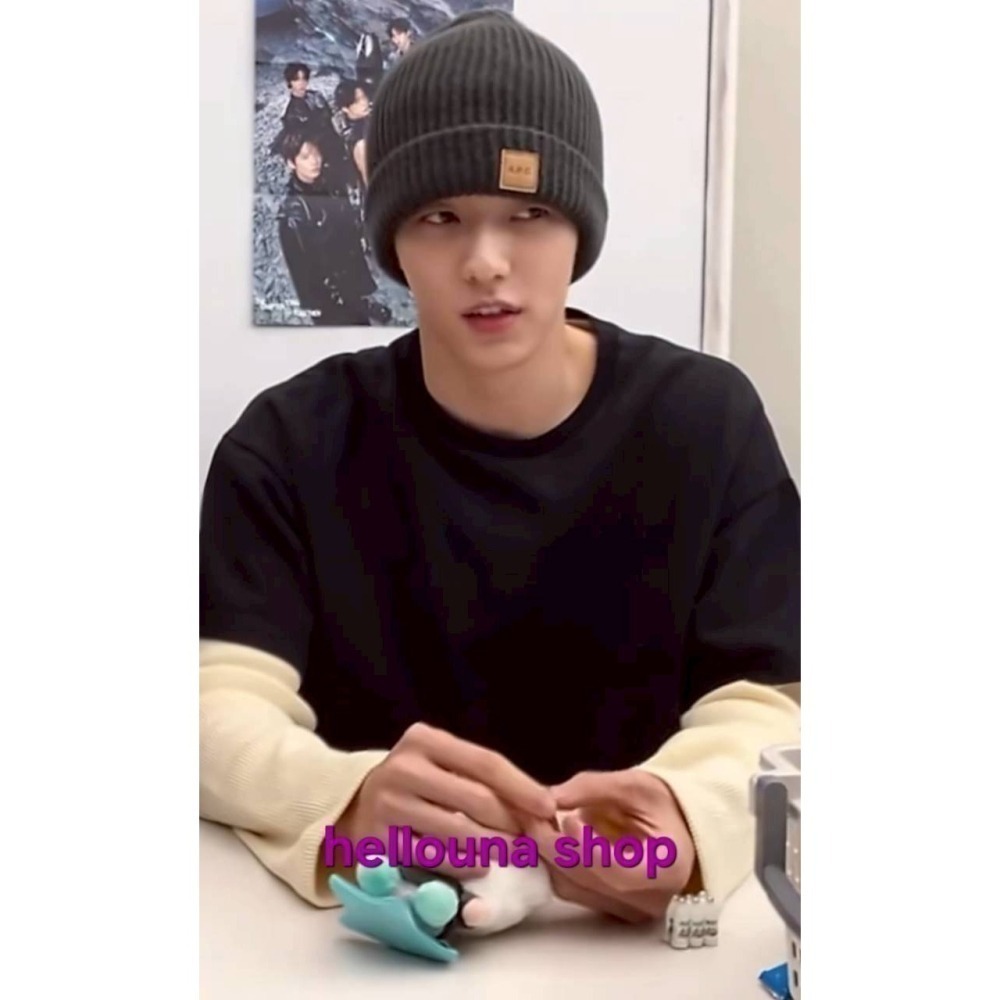 【TXT角巴兔 勇猛坐姿娃娃+秀彬韓站 明信片人生四格貼紙】現貨 官方玩偶 坐娃 娃娃吊飾 永萌 小檔官娃 棒球原皮站姿-細節圖6