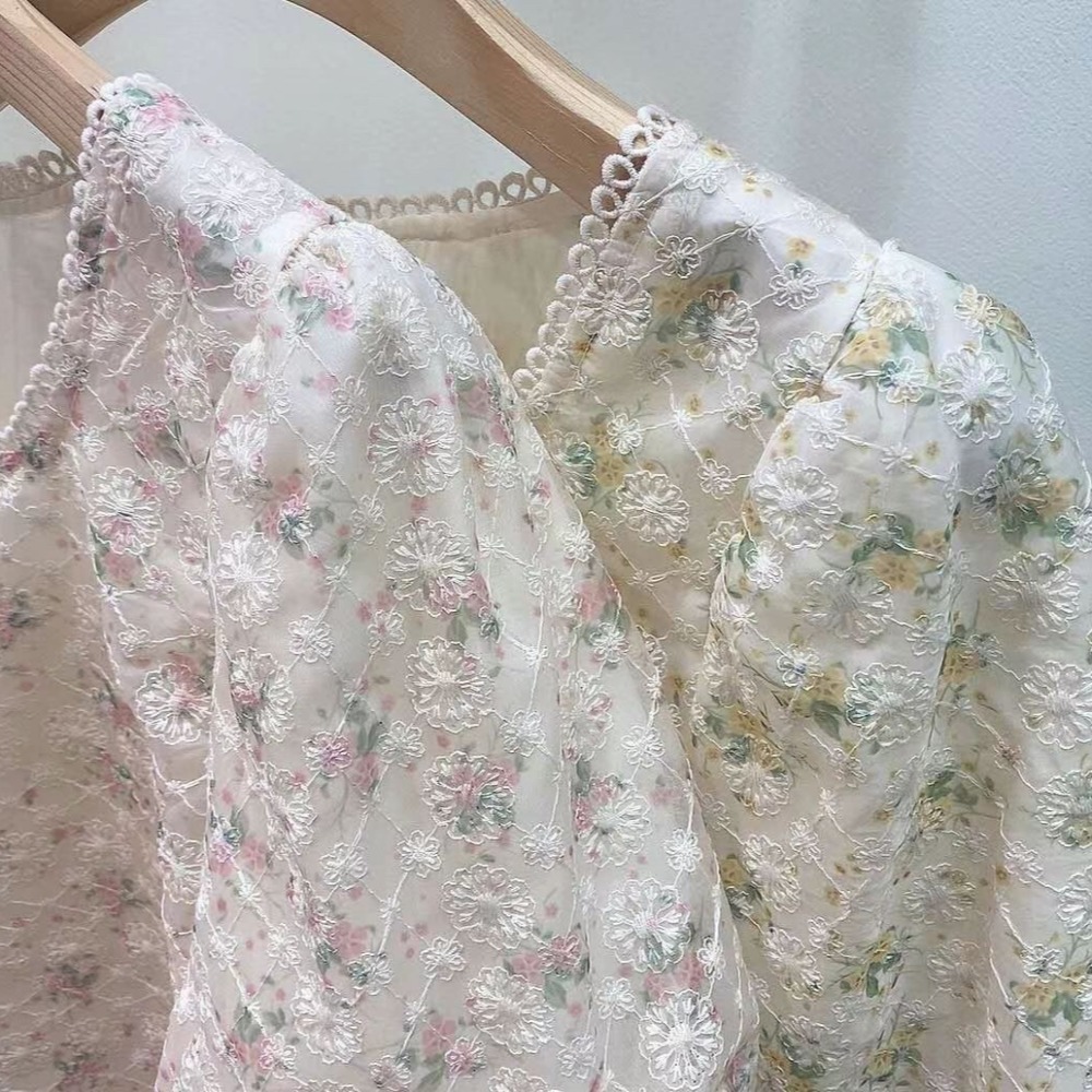正韓 方領刺繡蕾絲花上衣 韓國連線 韓國代購 韓國空運3-75541-細節圖5