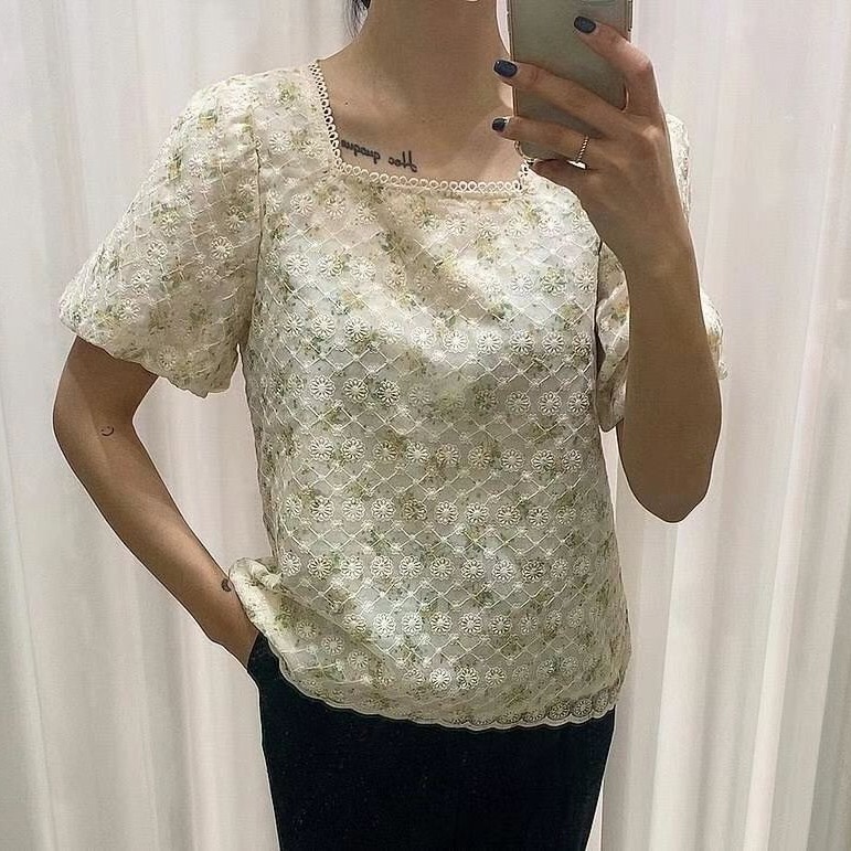 正韓 方領刺繡蕾絲花上衣 韓國連線 韓國代購 韓國空運3-75541-細節圖6