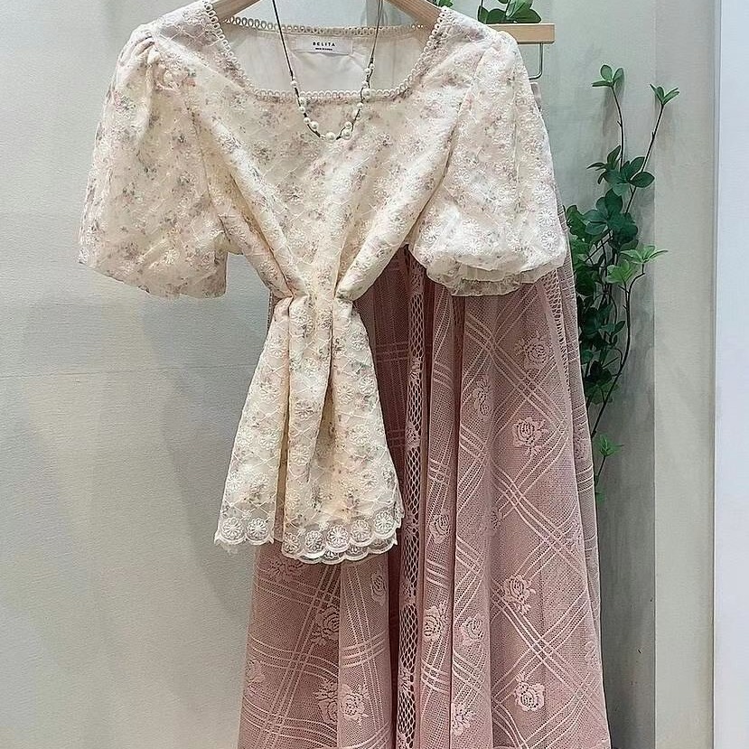 正韓 方領刺繡蕾絲花上衣 韓國連線 韓國代購 韓國空運3-75541-細節圖7