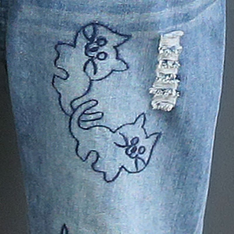 現貨M碼_I751.81044594韓版個性寬鬆八九分牛仔褲子女高腰顯瘦休閒繫帶彈性鬆緊腰圍刺繡貓咪抓痕破洞裝飾刷白水洗-細節圖6