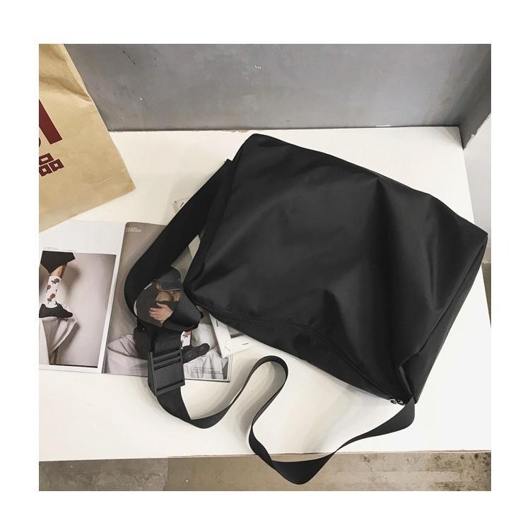 No.R853 黑色個性大容量A4運動風中性大包包防水尼龍側背包斜背包旅行袋橫款方型-細節圖6