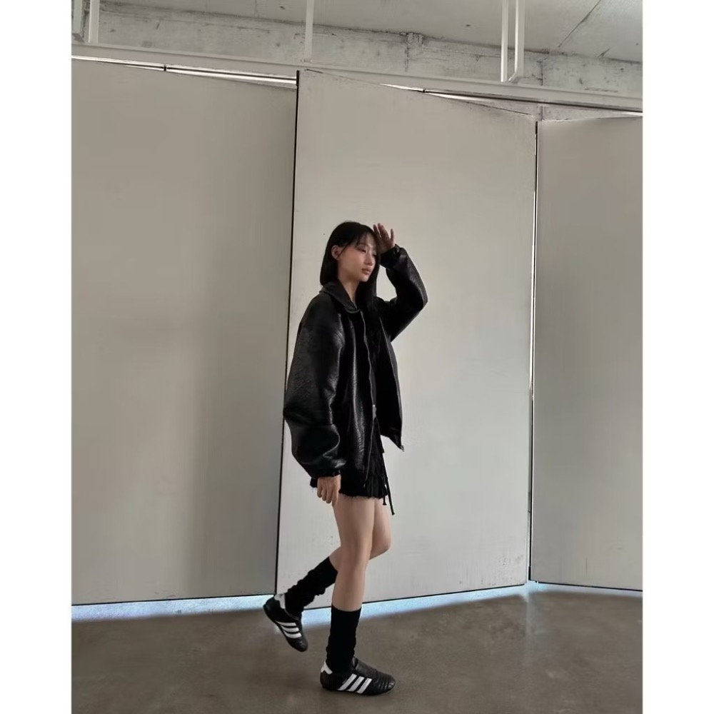 《HSS 韓國代購》正韓 🇰🇷 東大門 Y2K女孩 後蝴蝶結壓紋 古著風 復古落肩皮外套-細節圖3