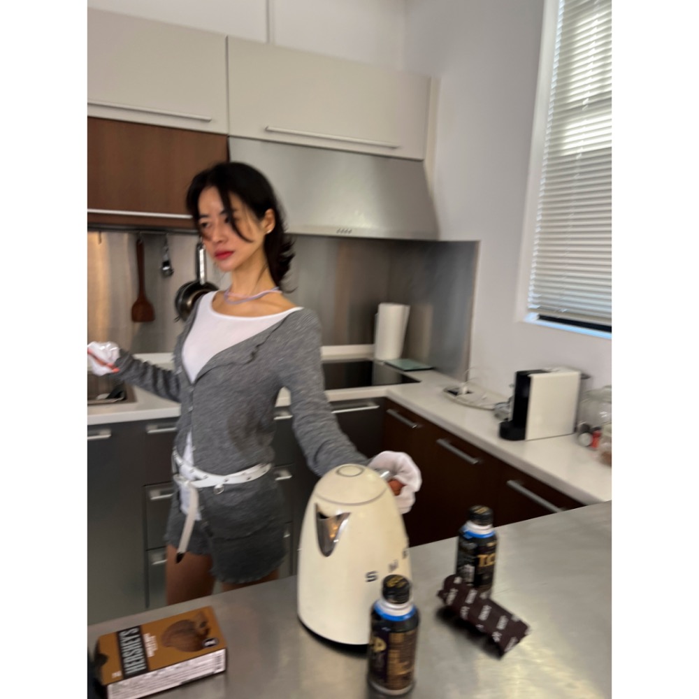 《HSS 韓國代購》正韓 🇰🇷 東大門  MayMay款 側腰鏤空純色長袖上衣-細節圖8