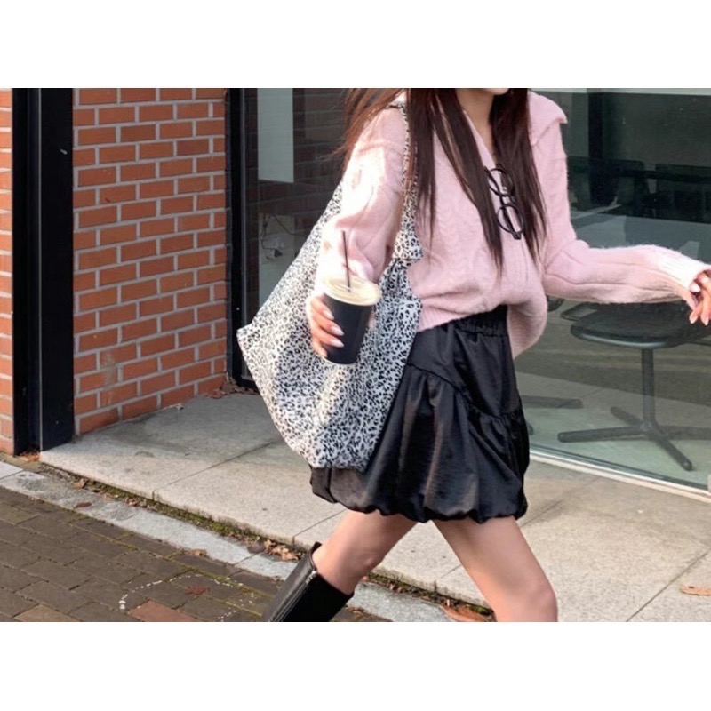 現貨在台《HSS 韓國代購》正韓 🇰🇷 東大門  鬆緊腰緞面抓皺短裙蓬裙花苞裙（內有安全褲）-細節圖8