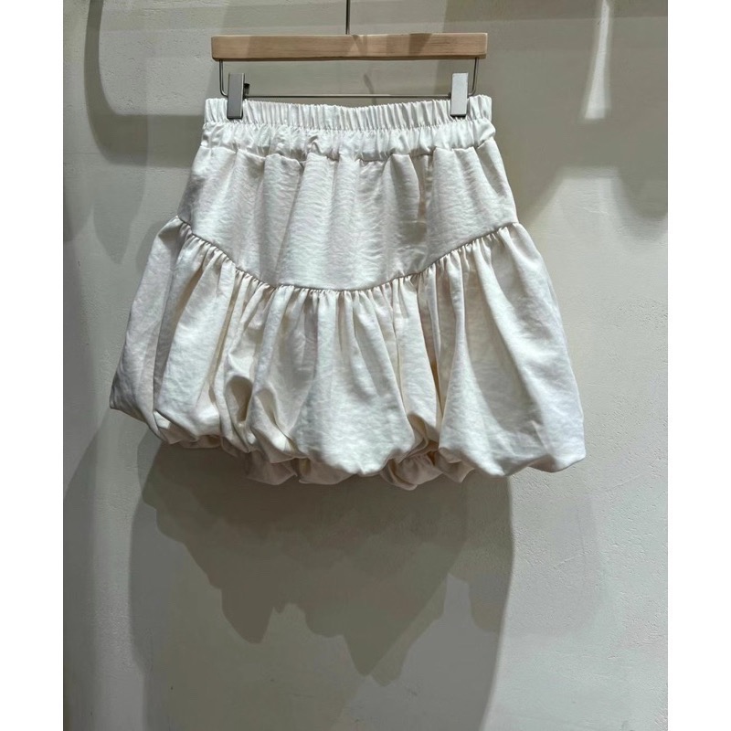 現貨在台《HSS 韓國代購》正韓 🇰🇷 東大門  鬆緊腰緞面抓皺短裙蓬裙花苞裙（內有安全褲）-細節圖9