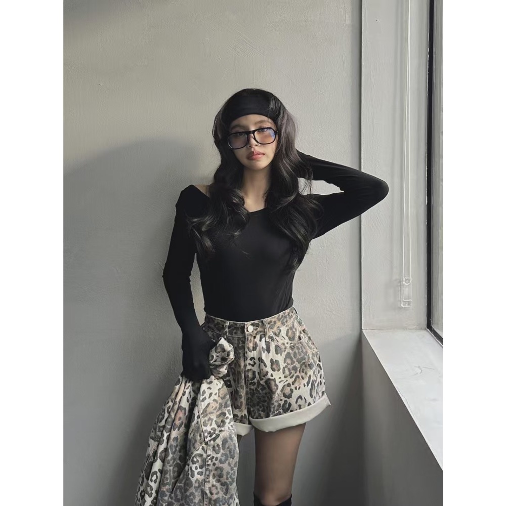 《HSS 韓國代購》正韓 🇰🇷 東大門 後露背露肩 修身馬甲線 純色薄長袖上衣-細節圖3