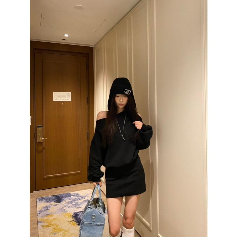 Twins 🇰🇷 韓國代購 東大門 正韓 早秋款 節慶 聖誕節 挖肩斜肩包臀洋裝-細節圖9