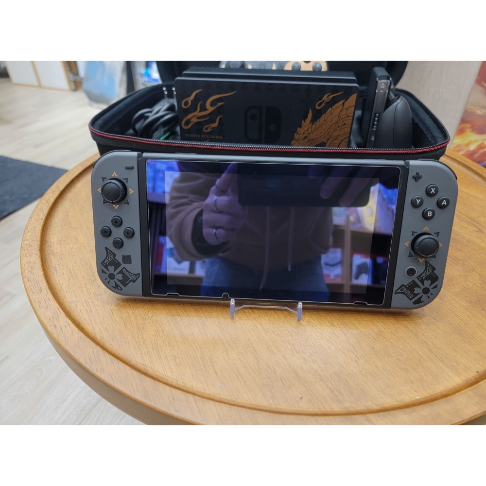 【中古/二手】Nintendo Switch 主機 (電力加強版台灣公司貨) -魔物獵人特仕版-細節圖2