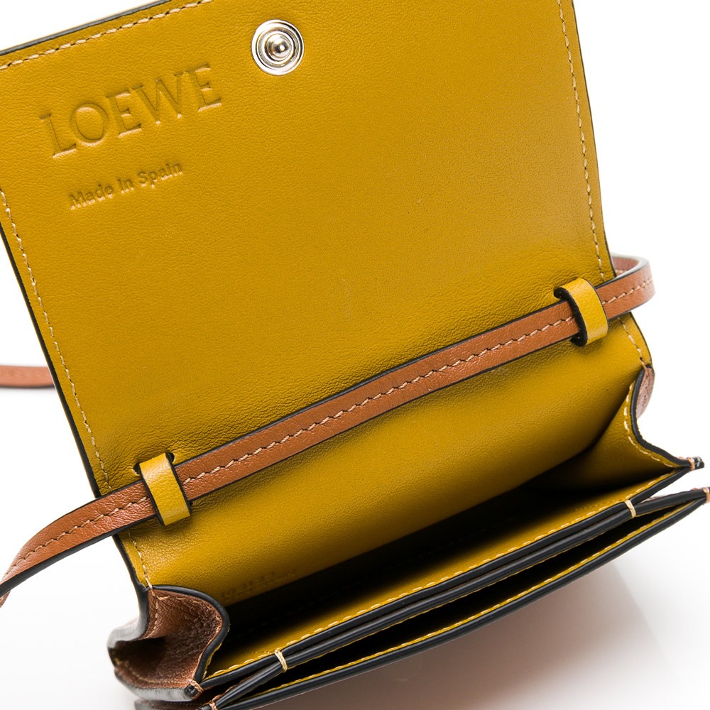 【LOEWE 羅威】 LOEWE 小牛皮雷射切割 Anagram 雙層背帶卡包 (背帶可拆) (外棕/內裡黃)-細節圖5