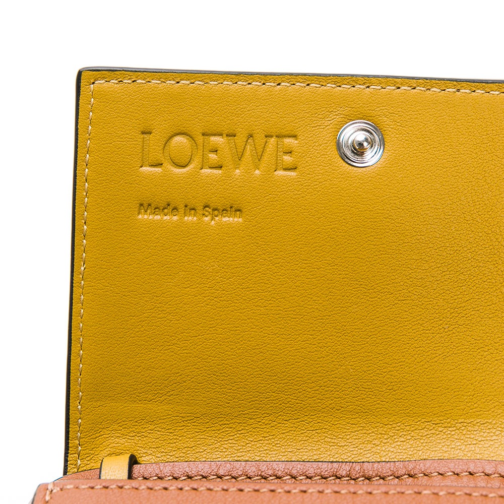 【LOEWE 羅威】 LOEWE 小牛皮雷射切割 Anagram 雙層背帶卡包 (背帶可拆) (外棕/內裡黃)-細節圖6