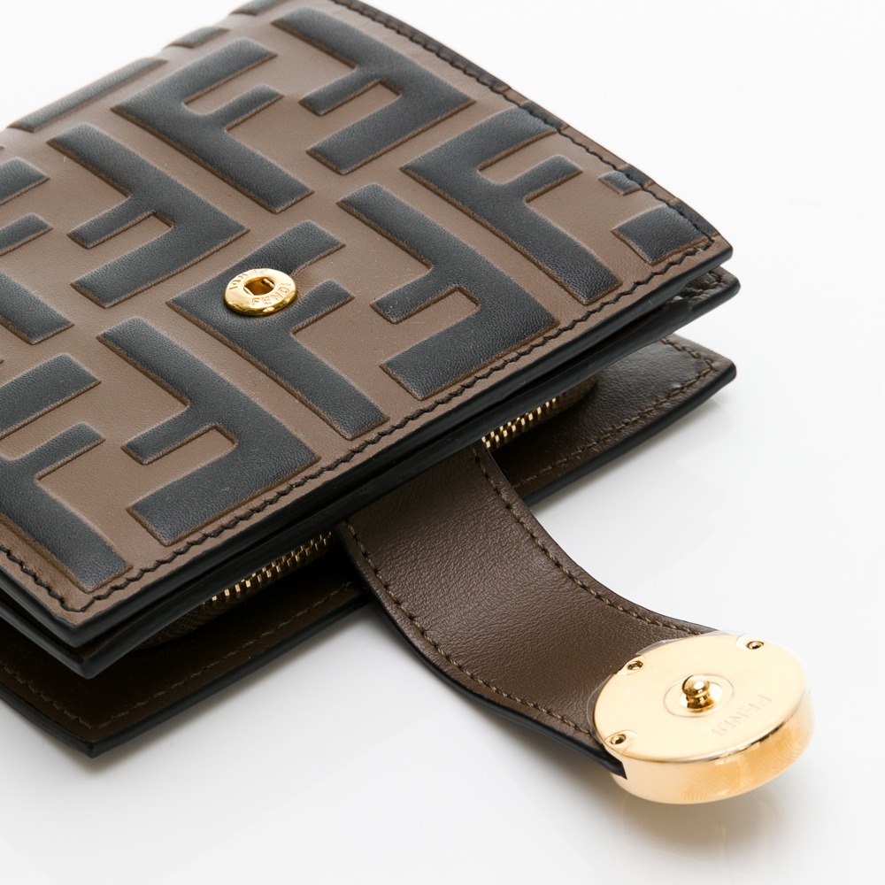 【FENDI 芬迪】 FENDI 老花前釦後拉短夾 (棕)  __DVSHOP 保證正貨 台灣現貨不用等-細節圖4